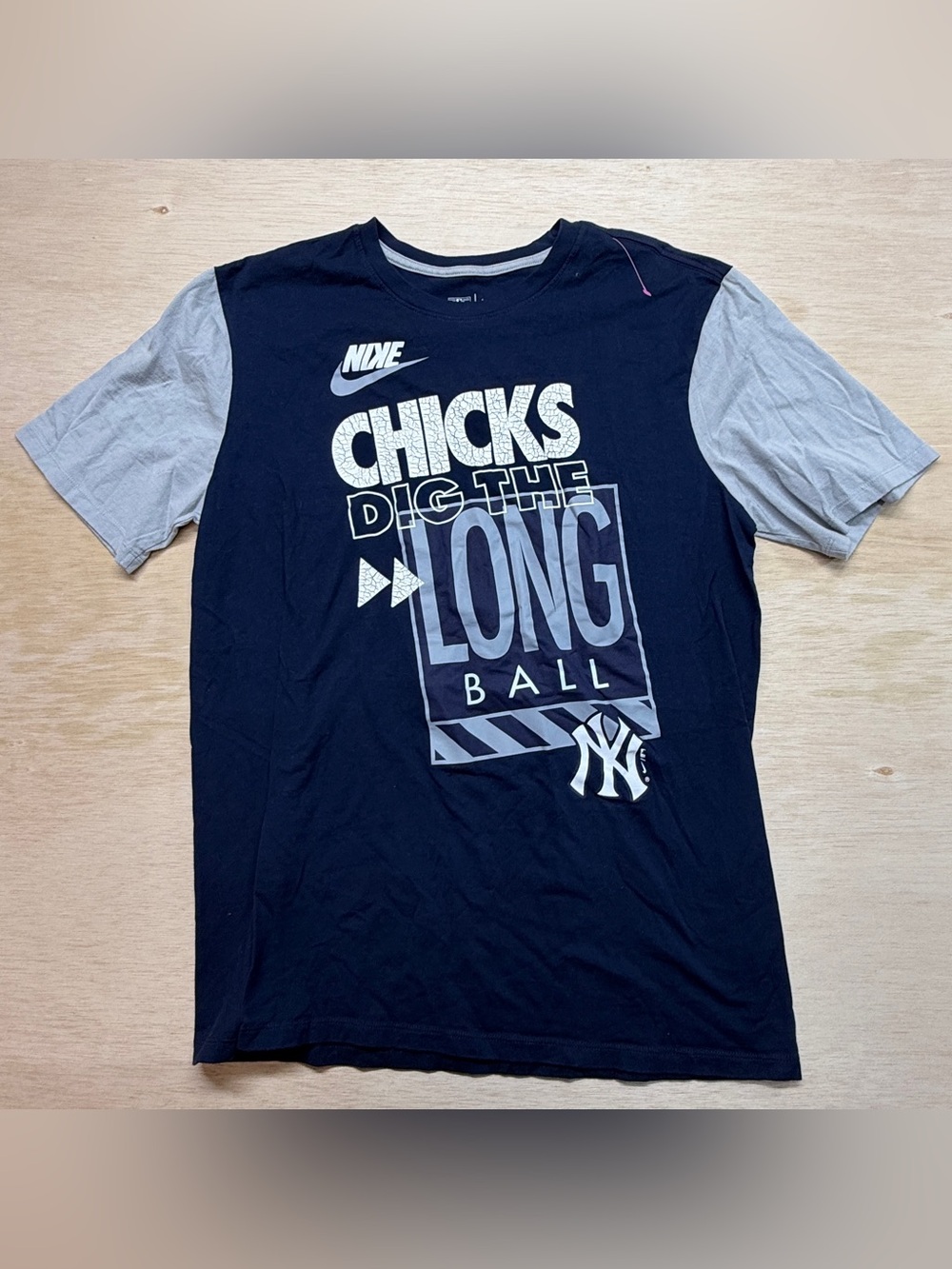 Nike New York Yankees "Chicks Dig The Long Ball" Graphic T-Shirt
Official MLB Ge
